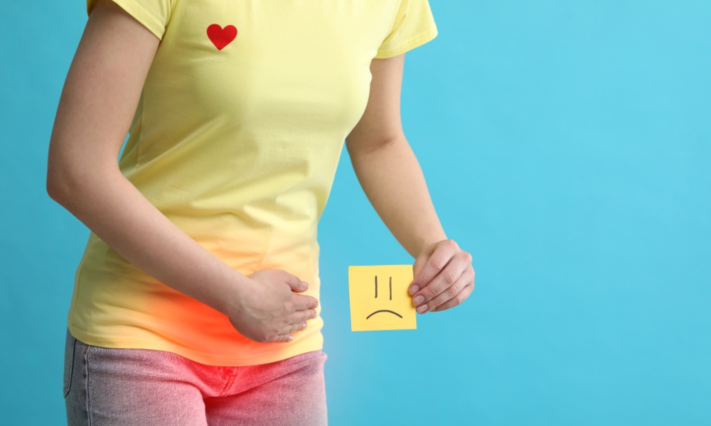 Akutna infekcija nastaje naglo sa izraženim simptomima, dok hronična traje duže i vraća se u ponovljenim epizodama