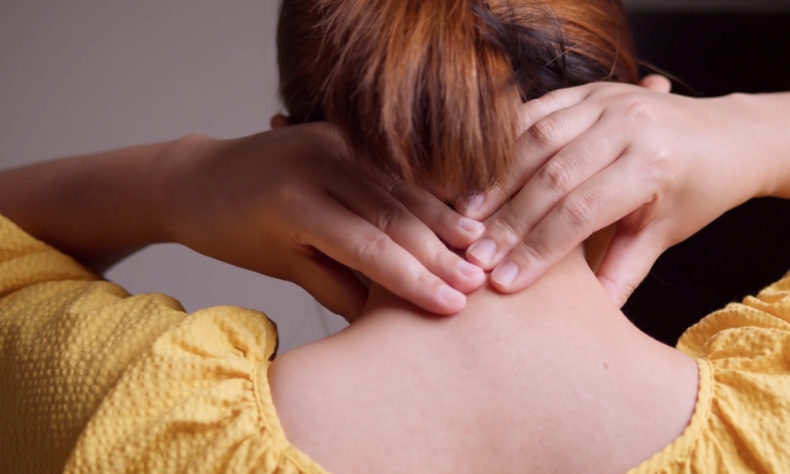 Žena masira sebi vrat pred spavanje