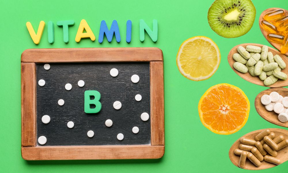 Vitamin B kompleks – suplementi, tablete i prirodni izvori vitamina B (limun, pomorandža, kivi).