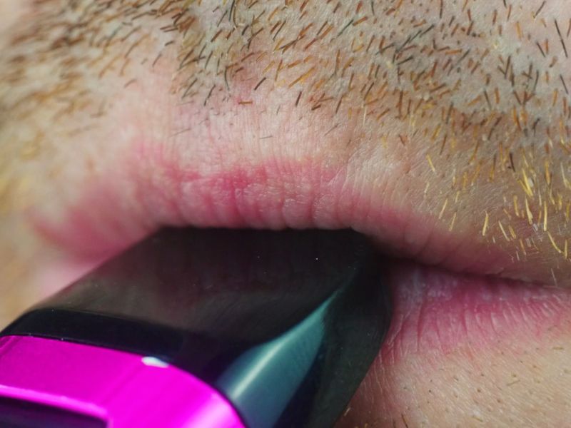 muškarac puši vape