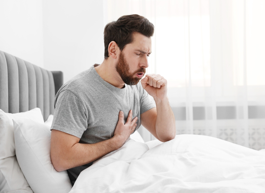 prikaz momka u krevetu koji kašlje